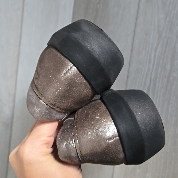 Clarks Collection Women Metallic Slip-On Shoes with Zipper Cushio Feel Sz 9M - Picture 6 of 12